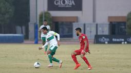 Kedua tim saling bergantian menguasai bola dan mencoba melakukan serangan ke pertahanan lawan. Namun, baik Timnas Indonesia yang dikomandoi oleh Evan Dimas dan juga Afghanistan sama-sama kesulitan mengembangkan permainan. (Dok. PSSI)