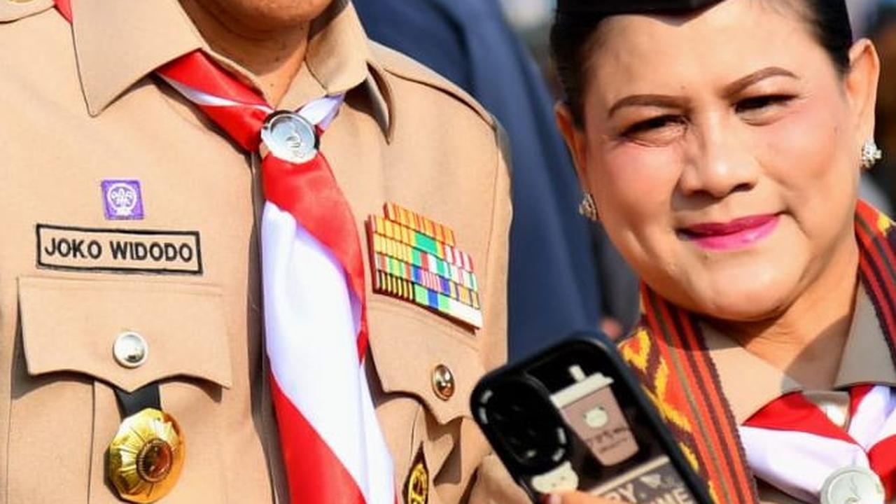 Momen Jokowi dan Iriana Berseragam Pramuka Tinjau Raimuna Nasional XII di Cibubur