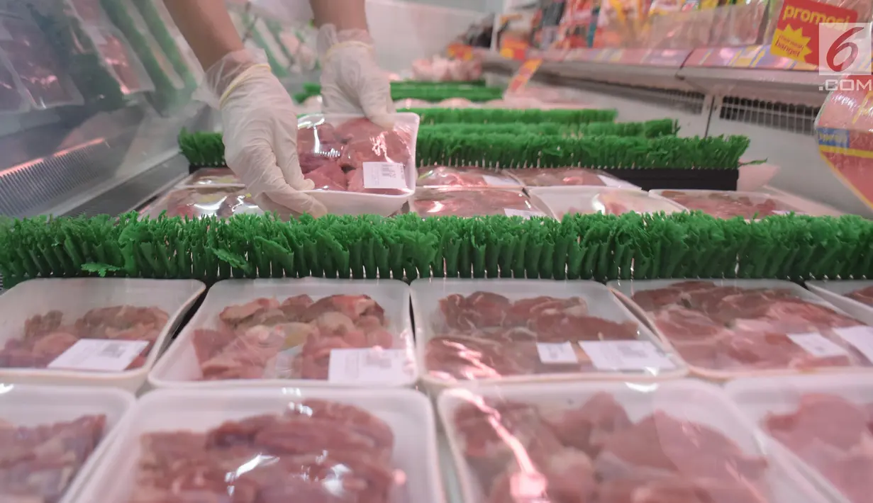 Pekerja tengah menata daging potong di salah satu pusat perbelanjaan di Jakarta, Rabu (15/5/2019). Total impor meningkat 24,12% secara bulanan atau month to month yang paling besar adalah daging frozen berasal dari India dan AS. (Liputan6.com/Angga Yuniar)