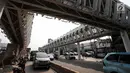 Suasana proyek pembangun jembatan Skybridge di kawasan Ramangun, Jakarta, Kamis (4/7/2019). Pembangunan Skybridge sudah 98 persen rampung, yang nantinya akan menghubungkan Stasiun Kereta LRT Velodrome dengan halte busway Pemuda Rawamangun akan rampung akhir bulan ini. (Liputan6.com/Faizal Fanani)