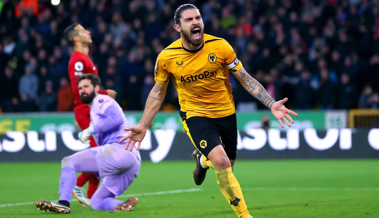 Pemain Wolverhampton Wanderers Ruben Neves melakukan selebrasi usai mencetak gol ke gawang Liverpool pada pertandingan sepak bola Liga Inggris di Stadion Molineux, Wolverhampton, Inggris, 4 Februari 2023. Wolverhampton Wanderers mengalahkan Liverpool dengan skor 3-0. (Barrington Coombs/PA via AP)