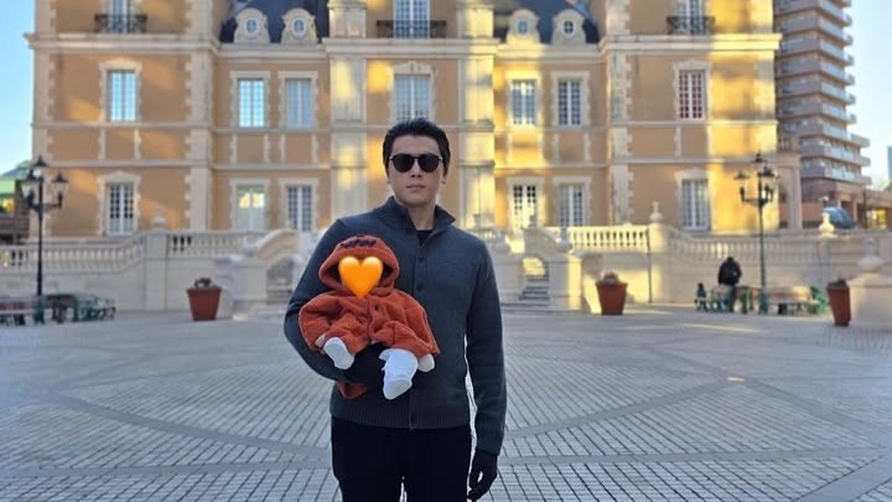 Fashionista Sejak Dini, Potret Gaya Baby R Anak Syahrini dengan Coat Selama Liburan di Jepang - Nggemesin
