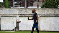 Alfonsius Kelvan bernostalgia di Lapangan Persebaya. (Bola.com/Aditya Wany)