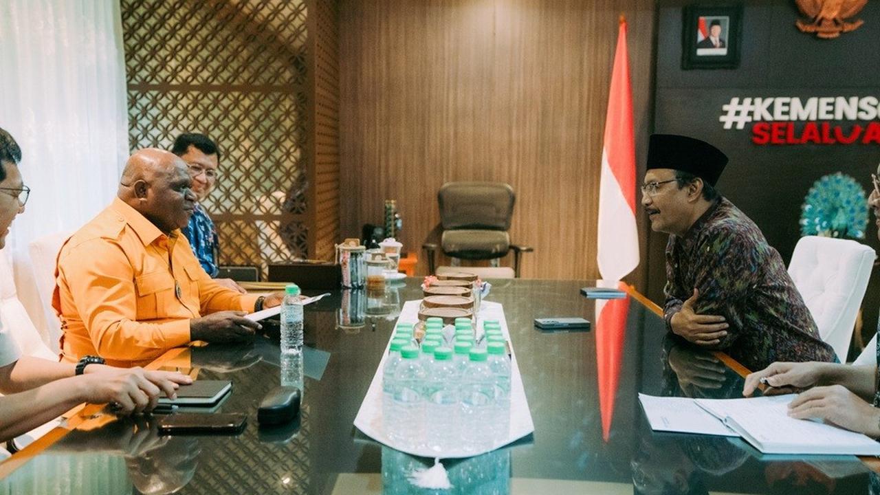 Menteri Hak Asasi Manusia (HAM) Natalius Pigai bertemu dengan Menteri Sosial Saifullah Yusuf (Gus Ipul) di Kantor Kemensos