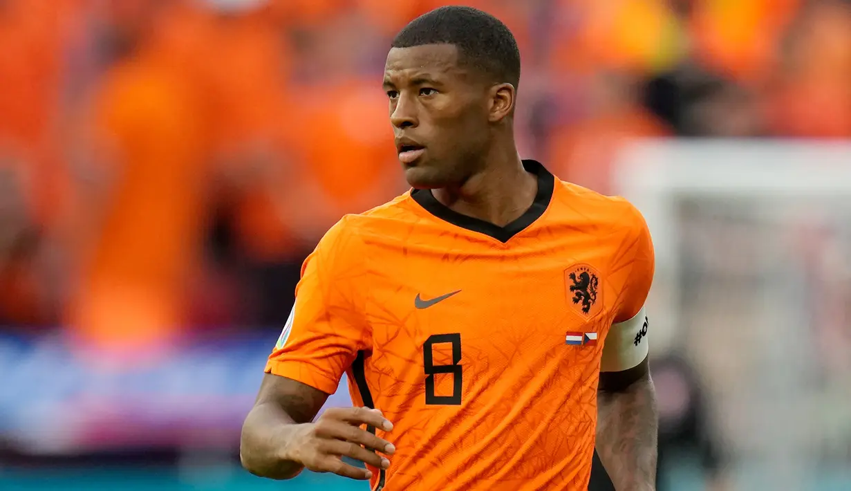 Georginio Wijnaldum. Kapten Timnas Belanda ini harus absen di Piala Dunia 2022 Qatar usai mengalami cedera patah tulang kering saat menjalani sesi latihan bersama AS Roma menjelang pekan kedua Liga Italia musim 2022/2023. Ia diperkirakan baru akan pulih pada Januari 2023 mendatang. (AFP/Pool/Darko Bandic)