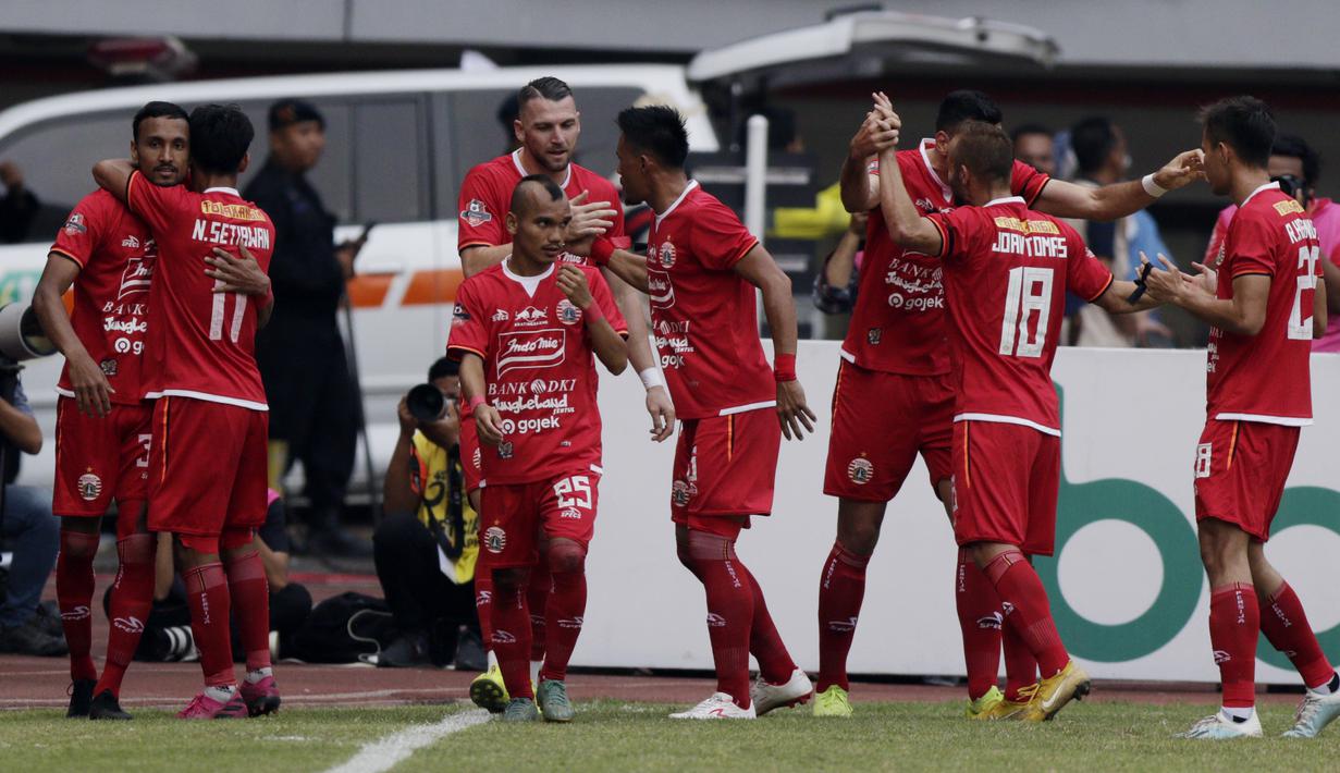 Pemain Persija Jakarta merayakan gol yang dicetak oleh Rohit Chand ke gawang PSIS Semarang pada laga Liga 1 di Stadion Patriot, Bekasi, Minggu (15/9). Persija menang 2-1 atas PSIS. (Bola.com/M Iqbal Ichsan)