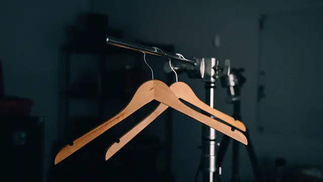Tips Menggantung Pakaian Pakai Hanger