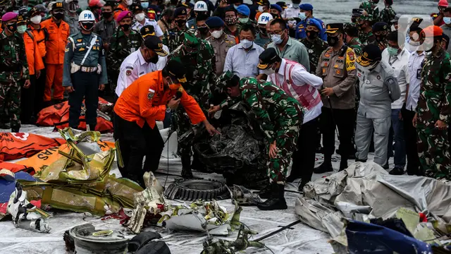 Bersama Panglima TNI, Menhub Budi Karya Sampaikan Perkembangan Terakhir Pencarian Korban Sriwijaya Air SJ 182