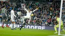 Pemain Real Madrid Sergio Ramos melompat saat berada depan gawang Real Sociedad pada laga pekan ke-18 La Liga Spanyol di Santiago Bernabeu, Minggu (6/1). Real Sociedad meraih kemenangan 2-0 atas Real Madrid. (AP Photo/Paul White)