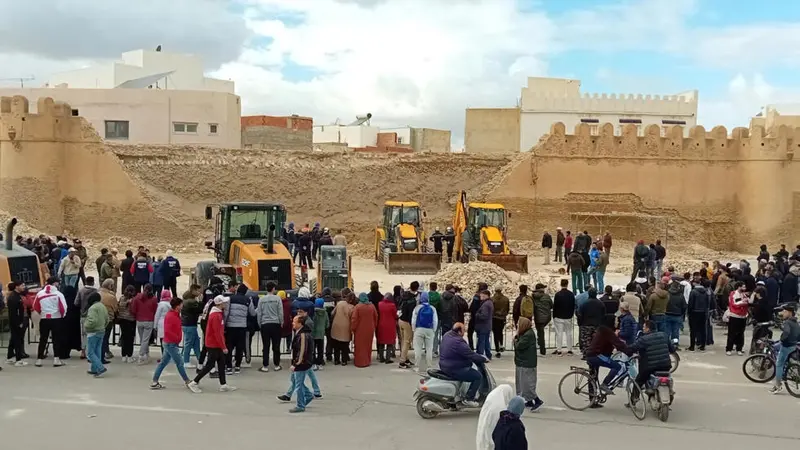 Tembok runtuh di Kota Tua Kairouan Tunisia. (AFP)