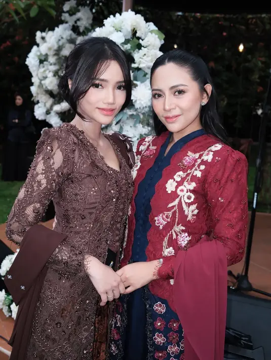 Fuji kenakan kebaya brokat dengan aksen lengan balon dan detail payet yang memikat.
