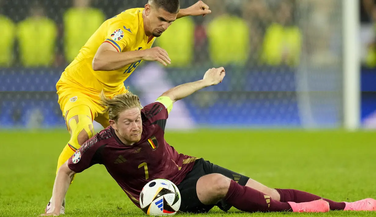 Kevin de Bruyne juga melepaskan tiga umpan kunci, tiga dribel sukses dari empat aksi, bahkan melakukan empat tekel dengan rasio keberhasilan 100%. (AP Photo/Andreea Alexandru)