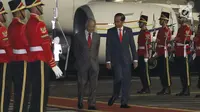 Presiden Joko Widodo menyambut PM Malaysia Mahathir Mohamad di Bandara Halim Perdanakusuma, Jakarta, Kamis (28/6). Pada Jumat, 29 Juni, Mahathir dijadwalkan ke Istana Negara di Bogor untuk menghadiri jamuan makan siang. (Liputan6.com/Angga Yuniar)