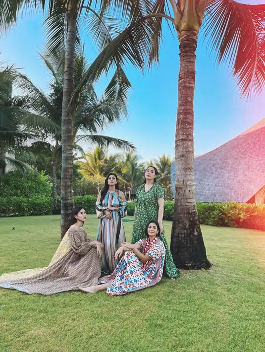Terakhir adalah Syahnaz Sadiqah yang tampil tak kalah cantik dengan off-the-shoulder long dress. Dress Syahnaz memiliki dua motif floral yang berbeda. Penampilan keempatnya disebut netizen sebagai BLACKPINK cabang Andara, mana favoritmu? Foto: Instagram.