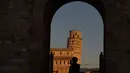 Turis mengambil gambar Menara Pisa di kota Pisa, Tuscany, Italia pada 28 November 2018. Kemiringan Menara Pisa yang tersohor kini telah stabil setelah sedikit diluruskan dalam upaya menyelamatkan situs pariwisata ternama dunia itu. (Tiziana FABI / AFP)