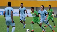 Fandi Eko Utomo dikepung pemain Persela (Johan Tallo/Liputan6.com)