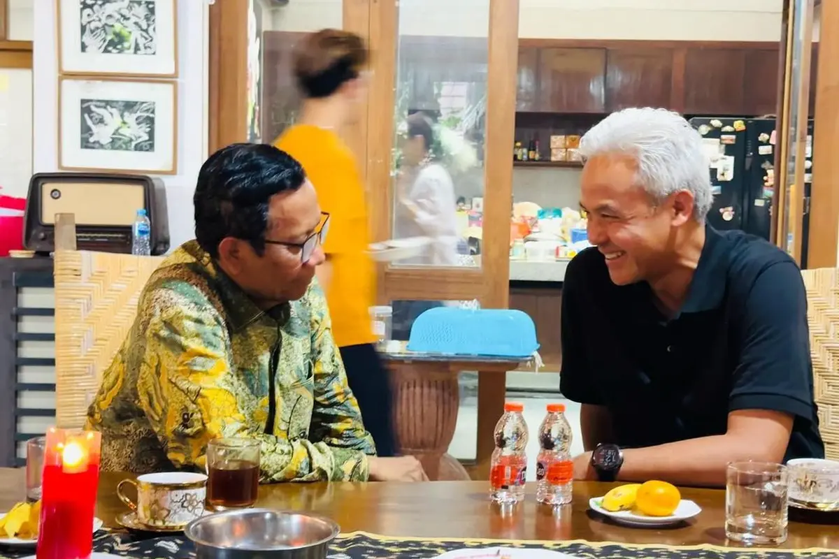 Calon wakil presiden (cawapres) nomor urut 3, Mahfud MD mengunggah foto di akun instagram pribadinya @mohmahfudmd yang tengah makan bersama capres nomor urut 3, Ganjar Pranowo.