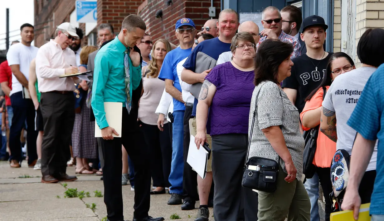 Suasana antrean pelamar kerja di Medical Marijuana Job Fair di McKeesport, Pennsylvania, Kamis (27/7). PurePenn akan memproduksi tanaman ganja menjadi bentuk kapsul, salep dan minyak dengan bantuan ahli kimia serta teknologi terbaru. (AP/Gene J. Puskar)