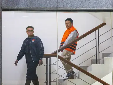 Bupati Lombok Barat Lalu Ahmad Zaini berjalan menuju mobil tahanan usai menjalani pemeriksaan di Gedung Merah Putih KPK, Jakarta, Selasa (21/7/2026). (KLY/Arie Basuki)