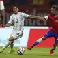 Pemain Chile, Mauricio Isla berebut bola dengan bek Argentina, Nicolas Tagliafico dalam laga Kualifikasi Piala Dunia 2022 zona CONMEBOL, di Santiago del Estero, Argentina, Jumat (4/6/2021). Hasil ini membuat Chile duduk di urutan keenam dengan lima poin. (Juan Mabromata, Pool via AP)