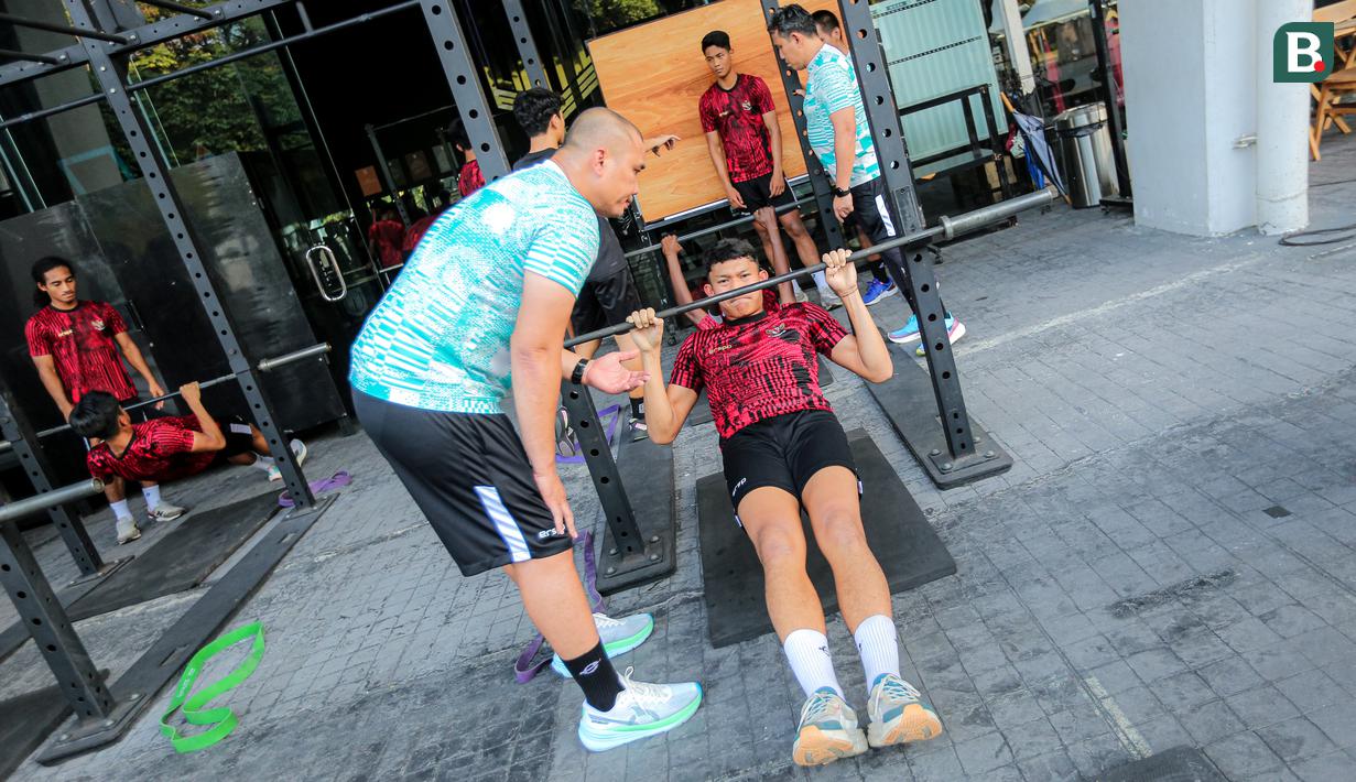 Kiper Timnas Indonesia U-20, Ikram Al Giffari melakukan latihan fisik di GBK Empire Fit Club, Senayan, Jakarta, Rabu (15/05/2024). (Bola.com/Bagaskara Lazuardi)