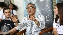 Tio Pakusadewo (tengah) memberikan keterangan pada wartawan usai bertemu Gubernur DKI Jakarta Basuki Tjahaja Purnama di Balaikota, Jakarta, Jumat (19/2/2016). I am Hope merupakan film yang mengupas tentang penderita Kanker. (Liputan6.com/Faizal Fanani)