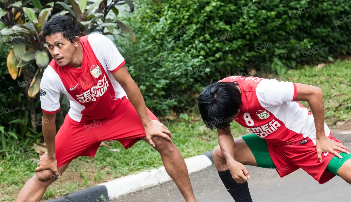 Gelandang PSM Makassar, Rizky Pellu, melakukan pemanasan saat latihan di sekitar perumahan Patra Jasa, Jakarta Selatan, Jumat (8/4/2016). Latihan ini merupakan persiapan jelang Trofeo Persija. (Bola.com/Vitalis Yogi Trisna)