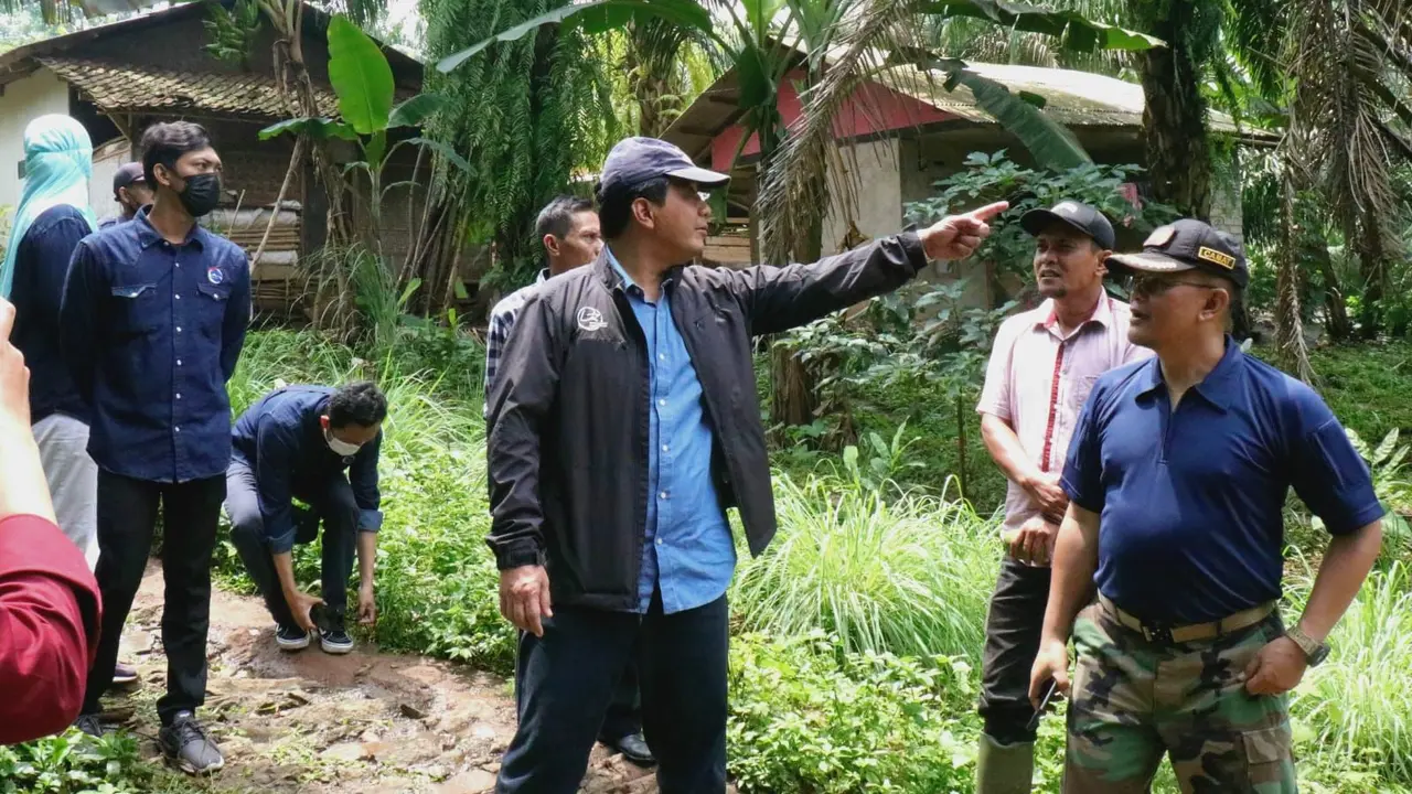 Asisten Deputi (Asdep) Infrastruktur Pengembangan Wilayah, Deputi Bidang Koordinasi Infrastruktur dan Transportasi Kemenko Marves, Djoko Hartoyo meninjau Desa Talagasari, kecamatan Serangpanjang. (Dok Kemenko Marves)