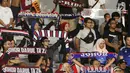 Suporter tim Johor Darul Takzim bernyanyi memberi semangat timnya usai melawan Persija pada lanjutan penyisihan Grup H Piala Asia 2018 di Stadion GBK, Jakarta, Selasa (10/4). Johor Darul Takzim kalah telak 0-4. (Liputan6.com/Helmi Fithriansyah)