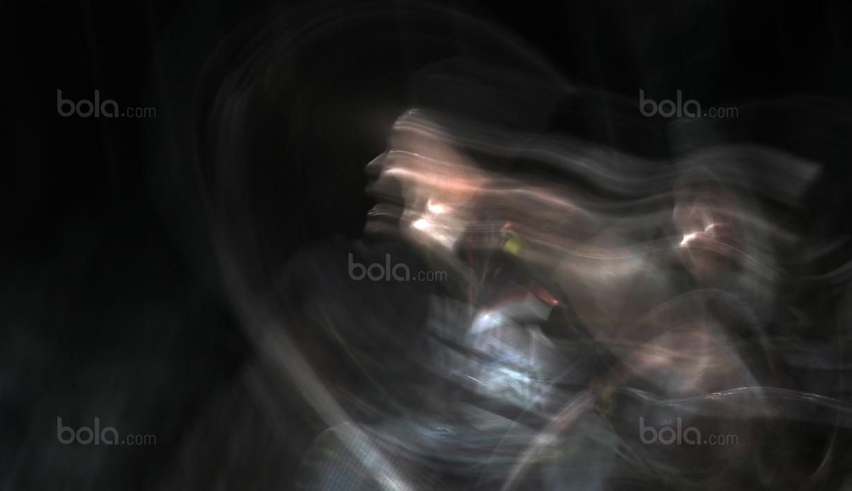 Tontowi Ahmad mengembalikan kok saat melawan pasangan Taiwan, Lee Yang/Hsu Ya Ching pada babak kedua Daihatsu Indonesia Master 2018 di Istora Senayan, Kamis (25/1/2018). Tontowii/Liliyana menang 21-12, 21-10. (Bola.com/Nick Hanoatubun)