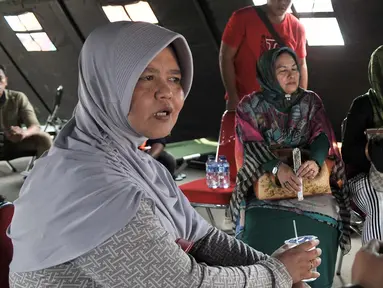 Sejumlah keluarga korban pesawat jatuh Lion Air JT 610 saat mendatangi posko di Pelabuhan Tanjung Priok, Jakarta, Selasa (30/10). Mereka datang karena ingin melihat barang-barang milik kerabat yang ditemukan tim evakuasi. (Merdeka.com/Iqbal S. Nugroho)