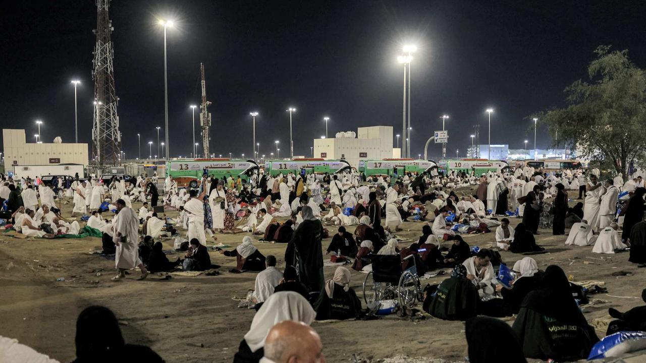 Jemaah haji laksanakan lempar jumrah di Mina