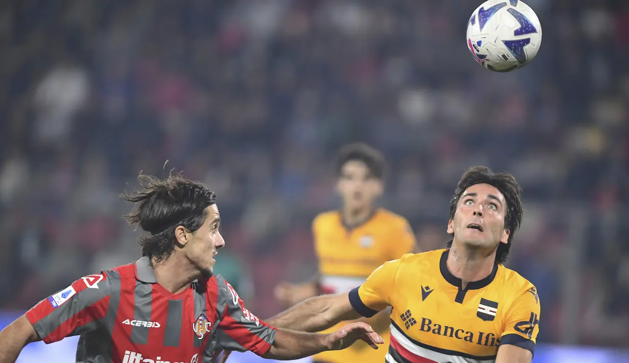 <p>Bek Sampdoria Leonardo Sernicola berebut bola dengan bek CremoneseTommaso Augello pada pekan ke-11 ajang Serie A di Giovanni Zini Stadium, Senin (24/10/2022). Sampdoria mempermalukan Cremonese dengan skor 1-0. (Claudio Grassi/LaPresse via AP)</p>