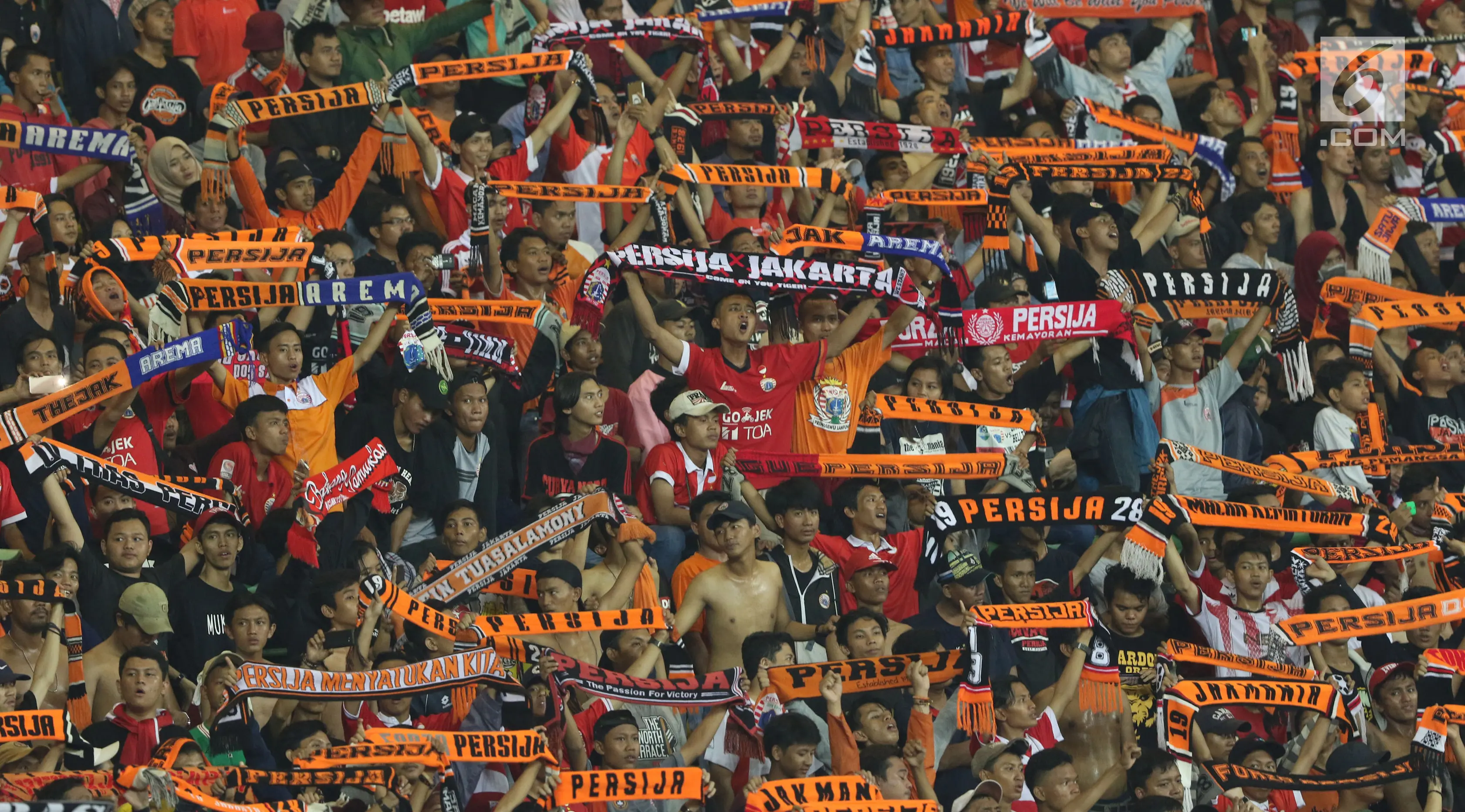 Suporter membentangkan syal saat menyaksikan laga persahabatan antara Persija melawan RCD Espanyol di Stadion Patriot Candrabhaga, Bekasi, Rabu (19/7). Persija kalah telak dari RCD Espanyol 0-7. (Liputan6.com/Helmi Fithriansyah) 