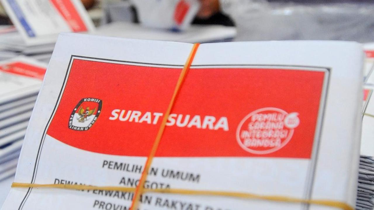 Para pekerja melipat setiap kertas suara dengan rapi dan sesuai dengan standar yang ditetapkan.<br>