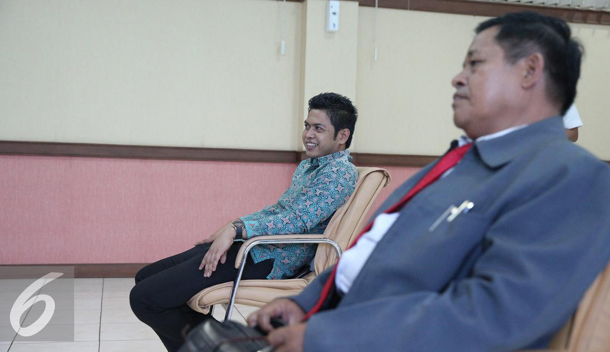 Junder Tambunan SH dan Muallim Tappa SH mendengarkan hakim saat sidang perceraian Gayus tambunan dan istrinya di Pengadilan Agama Jakarta Utara, Rabu (30/9/2015). Dua penggugat yaitu gayus dan istrinya tidak dapat hadir. (Liputan6.com/Faizal Fanani)