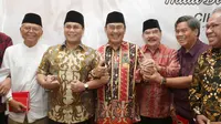 Kedua tokoh tersebut beda generasi tetapi keduanya memiliki pandangan dan sikap ideologis yang sama.