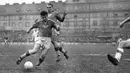 Josef Masopust merupakan pemain asal Republik Ceko pertama yang berhasil meraih penghargaan Ballon d'Or pada tahun 1962, sebelum Pavel Nedved. Ia merupakan gelandang klub Dukla Praha. Masopust sukses mengungguli Eusebio dan Kar-Heinz Schnellinger. (AFP/Jaroslav Skala)