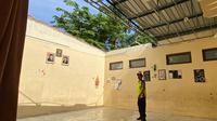 Atap gedung SD ambruk diterjang hujan badai di Kudus. (Liputan6.com/Arif Pramono)