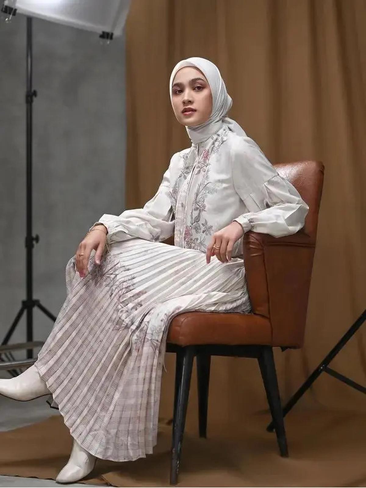 Model Baju Lebaran 2025 Warna Putih, Pancarkan Kesan Anggun dan Elegan