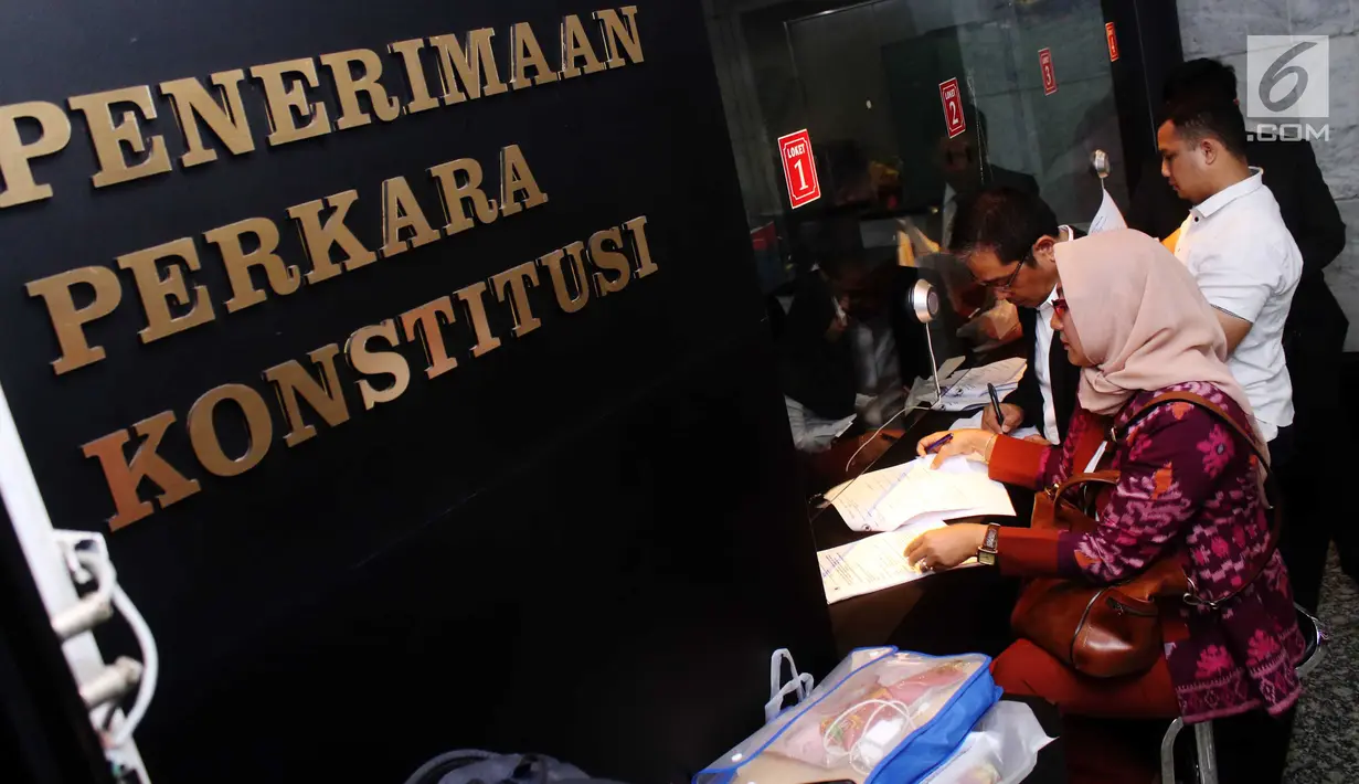 Sejumlah pengacara dari ACTA mendaftarkan permohonan uji materi Undang-undang ITE ke MK, Jakarta, Senin (18/9). Uji materi ini karena prihatin banyak aktivis yang terjerat masalah hukum karena mengkritik di media sosial. (Liputan6.com/Angga Yuniar)