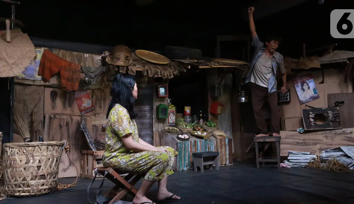 Pemain sedang memerankan tokoh di sanggar Teater Koma, Jakarta, Selasa (29/10/2019). Teater Koma kembali memproduksi ke-159 dengan judul terbarunya J.J Sampah-Sampah Kota yang akan dipentaskan pada 8-17 November 2019. (Liputan6.com/Fery Pradolo)