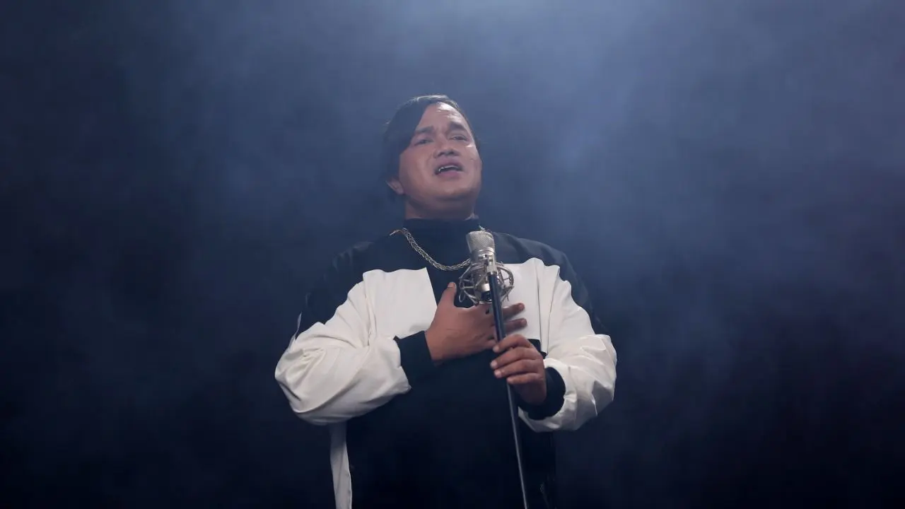 Tata Liem saat pembuatan video klip Saranghaeyo