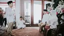 Komika dan pemeran itu baru saja menggelar pengajian jelang hari pernikahannya. Dika tak kuasa menahan air matanya ketika bersimpuh meminta restu pada orang tuanya. (Instagram/aldosinarta)