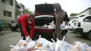 Sukarelawan menyiapkan makanan berbuka puasa gratis untuk orang-orang yang membutuhkan selama bulan puasa suci Ramadan di Kabul, Afghanistan, Kamis (7/5/2020). Muslim di seluruh dunia melewati Ramadan tahun ini di tengah pandemi virus corona COVID-19 dan PHK. (AP Photo/Rahmat Gul)
