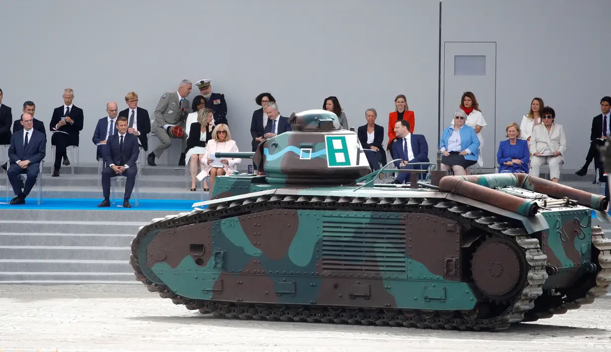 Tank Char B1 Prancis dari Perang Dunia II ditampilkan dalam upacara militer tahunan Bastille Day di Place de la Concorde, Paris (14/7/2020). Di zamannya, Char B1 dikenal paling kuat dalam hal persenjataan dan lapisan baja tebal sebagai armor selama pertempuran Prancis tahun 1940. (AFP/Thomas Samson)