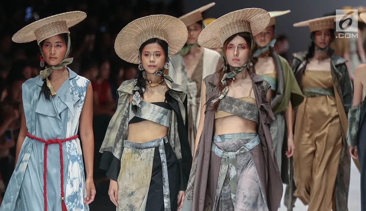 Model memperagakan busana rancangan HUMBANG SHIBORI x PURANA saat Jakarta Fashion Week 2019 di Senayan City, Jakarta, Kamis (25/10). Tenun ikat Humbang Shibori merupakan kerajinan kriya yang dibuat dengan metode ikat celup. (Liputan6.com/Faizal Fanani)