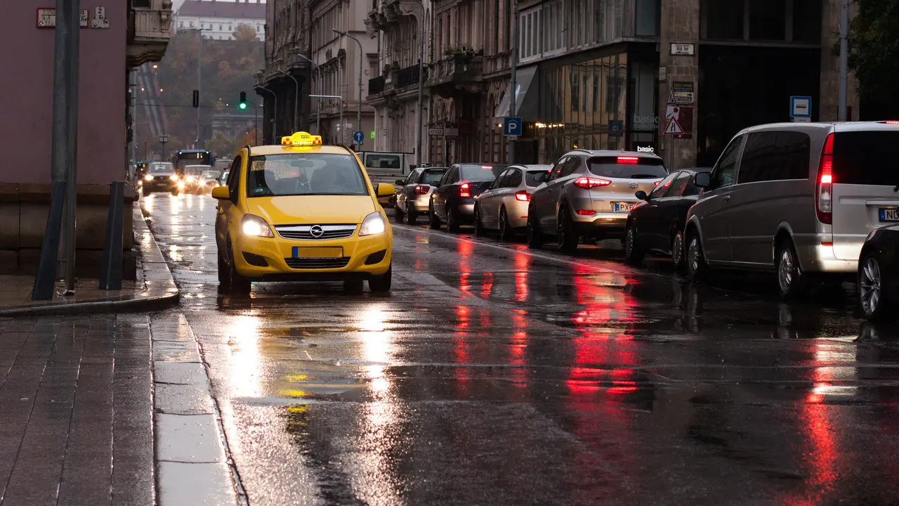 Ilustrasi mengendarai mobil. Photo by Tetiana SHYSHKINA on Unsplash