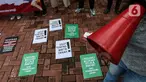 Sejumlah poster diletakan saat melakukan aksi di depan Mabes Polri, Jakarta, Jumat (21/1/2022). Mereka menuntut kekerasan yang dilakukan oknum aparat kepolisian terhadap Warga Rukun Tani Sumberejo Pakel, Desa Pakel, Banyuwangi, Jawa Timur. (Liputan6.com/Johan Tallo)
