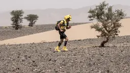 Seorang peserta ambil bagian dalam kejuaraan Marathon des Sables ke-33 tahap kedua di Gurun Sahara, selatan Maroko, Senin (9/4). Marathon yang diselenggarakan sejak 1986 ini tiap tahun diadakan di Gurun Sahara pada bulan April. (JEAN-PHILIPPE KSIAZEK/AFP)